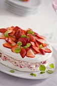 Baisertorte mit Erdbeercreme und frischen Erdbeeren