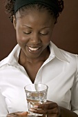 Frau hält Glas Wasser