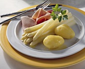 Asparagus with boiled ham, butter and potatoes