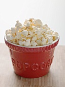 Popcorn in roter Schale