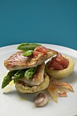 Tart shells with red mullet, asparagus and tomatoes