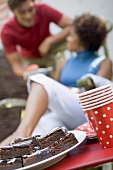 Brownies beim Gartenfest am 4th of July, Paar im Hintergrund