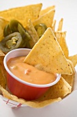 Nachos with chilli rings and dip (close-up)