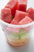 Melonenwürfel im Plastikbecher (Close Up)