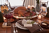 Gedeckter Tisch zu Weihnachten mit gebratenem Turkey (USA)