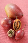 Verschiedene exotische Früchte (Draufsicht)