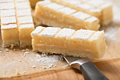 Cake bars with icing sugar