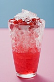 Glas Granatapfelsaft mit Crushed Ice und Granatapfelkernen