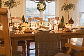 Weihnachtlich gedeckter Tisch (USA)