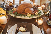 Gebratener Turkey am weihnachtlich gedeckten Tisch (USA)