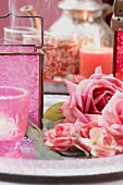 Orientalische Deko mit Windlichtern, Rosen und Kerzen
