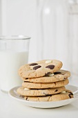 Chocolatechip Cookies und Glas Milch