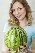 Frau hält Wassermelone