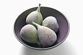 Four fresh figs in bowl