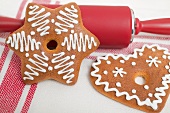 Lebkuchen und Teigroller auf Geschirrtuch