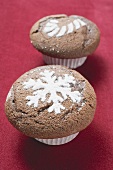 Zwei Schokoladenmuffins für Weihnachten