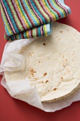 Frisch gebackene Tortillas auf Küchenrolle (Mexiko)