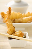 Frittierte Shrimps im Backteig mit Sojasauce (Asien)