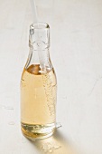 Limonade in Flasche mit Strohhalm