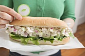 Frau hält Thunfisch-Sandwich