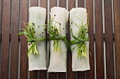 Drei Reispapierröllchen von oben (Asien)