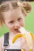 Kleines Mädchen isst Banane