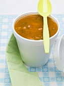 Tomatensuppe mit Einlage im Styroporbecher