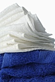 weiße und blaue Handtücher, gestapelt