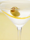 Martini mit Olive und Zitronenzeste (Close Up)