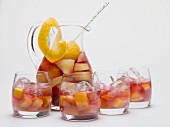 Fruchtige Rotweinbowle in Glaskrug und Gläsern