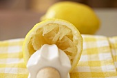 Ausgepresste Zitrone mit Zitruspresse
