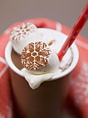 Heiße Schokolade mit Marshmallows und Sahne