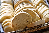 Brotscheiben in einem Brotkorb