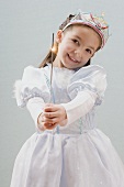 Kleines Mädchen, als Prinzessin verkleidet, hält Wunderkerze