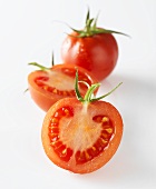 Tomaten, ganz und halbiert