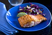 Lachsfilet mit Rotkohl-Mandel-Salat