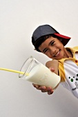 Junge mit Milchglas