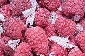 Gefrorene Himbeeren (bildfüllend)