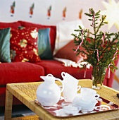 Kaffeetablett in weihnachtlich dekoriertem Wohnzimmer