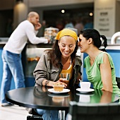 Zwei Frauen sitzen in einem Café