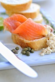 Smoked salmon on baguette, horseradish, onion and capers