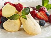 Sponge fingers with vanilla ice cream and fresh berries