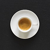 Eine Tasse Espresso von oben