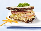 Sandwich mit Kohlsalat und Schinken