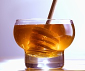 Honig in Glasschale mit Honigheber