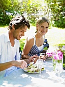 Paar beim Essen im sommerlichen Garten