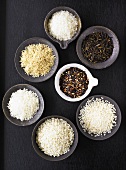 Verschiedene Reissorten in Schalen