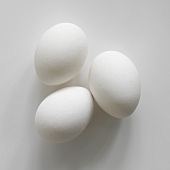 Drei weiße Eier von oben