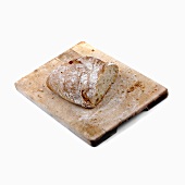 Rustikales Brot auf Schneidebrett