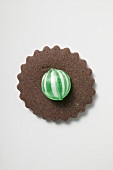 Schokoladenplätzchen mit grün-weißem Pfefferminzbonbon